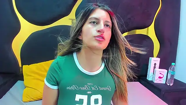 GiaRoussel online show from November 7, 2025, 3:34 pm