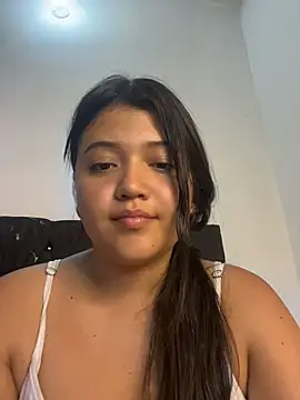 alisson carolina73 online show from April 5, 2026, 11:57 pm
