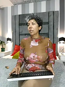 Julianewell online show from November 25, 2025, 12:49 pm