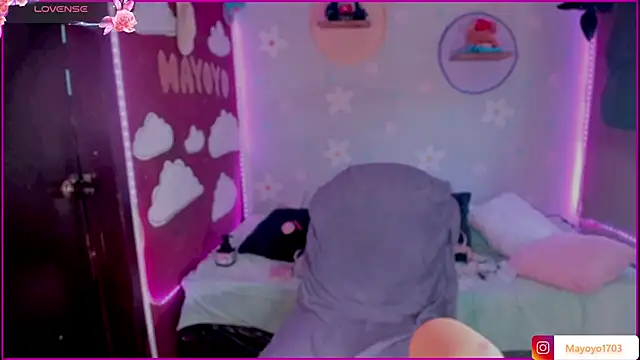 kiki cavilll online show from December 18, 2025, 2:45 pm