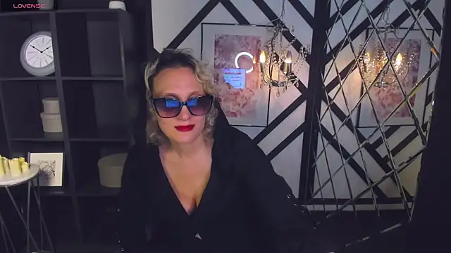 Queen Anna  online show from January 14, 2025, 8:04 pm