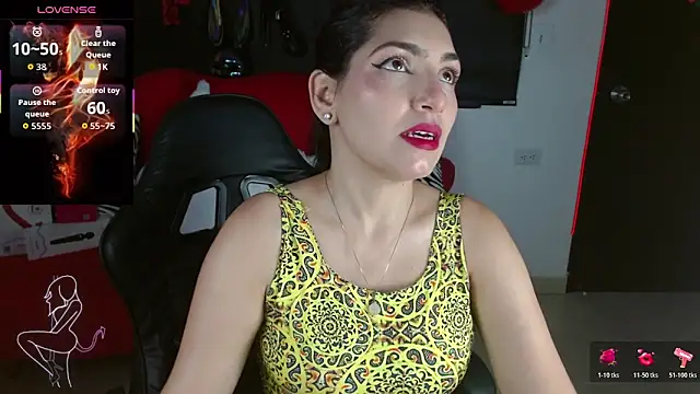 Carolaine69  online show from May 12, 2026, 1:30 pm