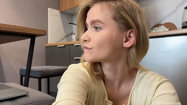 Adelovenick online show from April 19, 2026, 9:19 am