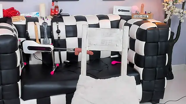 SARAFOXX  online show from December 19, 2024, 8:55 pm