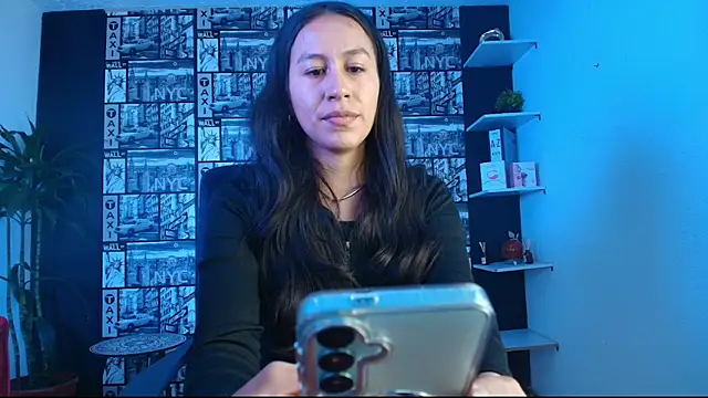 Snapshot of EmiGomez_ chatting on March 9, 2026, 1:04 pm EmiGomez online show from March 9, 2026, 1:04 pm