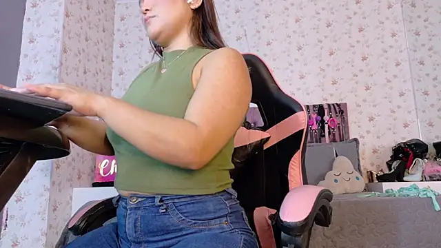 AvrillThomas online show from November 12, 2025, 4:29 pm