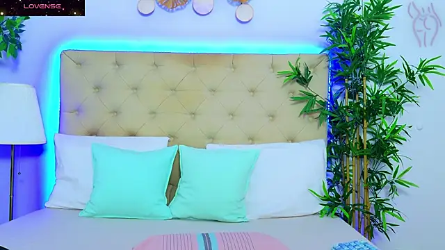 DaliyaArabian online show from November 25, 2025, 1:11 pm