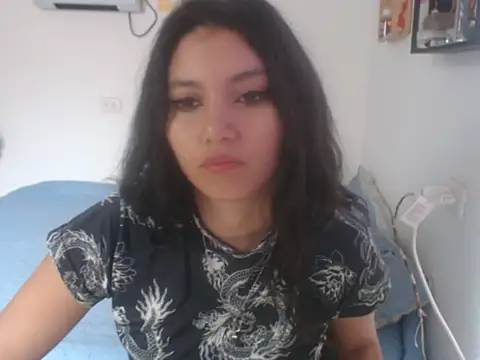 HannaKlein online show from September 19, 2025, 1:23 pm