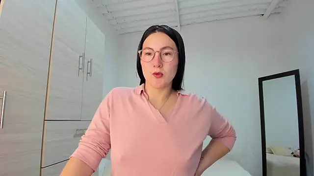 Elle Lee  online show from November 6, 2025, 3:35 pm