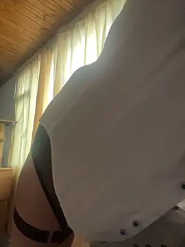 Elle Lee  online show from November 13, 2025, 4:39 pm