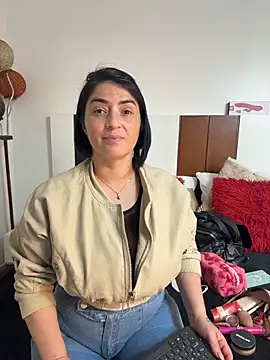 karenlennox1 online show from April 22, 2026, 1:41 am