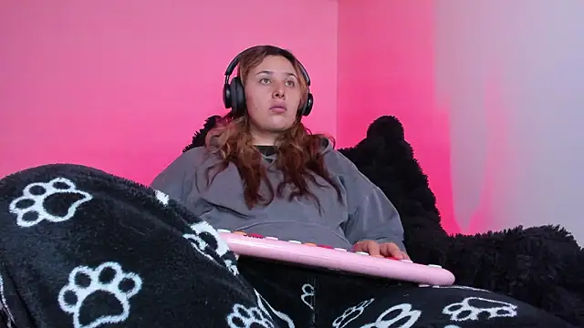 bonnie moon  online show from February 1, 2026, 5:22 pm