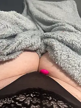 honeyyy24 online show from February 6, 2025, 3:09 pm