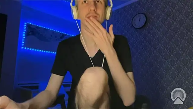 Aki-Laky online show from December 13, 2025, 8:04 pm