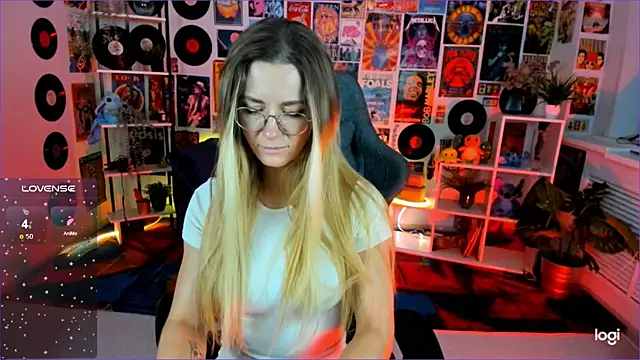 Snapshot of LadyIzabel chatting on December 4, 2024, 8:34 am LadyIzabel online show from December 4, 2024, 8:34 am