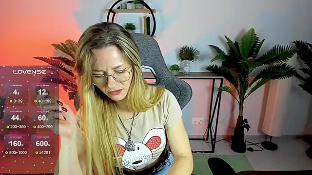 Snapshot of LadyIzabel chatting on December 16, 2024, 8:52 am LadyIzabel online show from December 16, 2024, 8:52 am