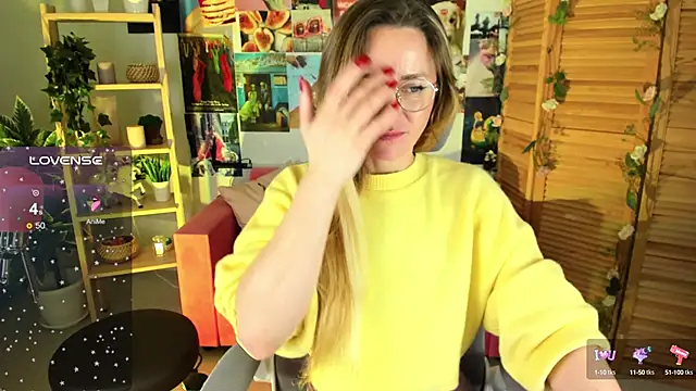 Snapshot of LadyIzabel chatting on December 17, 2024, 11:39 am LadyIzabel online show from December 17, 2024, 11:39 am