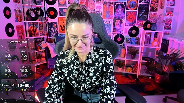 Snapshot of LadyIzabel chatting on January 24, 2025, 8:23 am LadyIzabel online show from January 24, 2025, 8:23 am