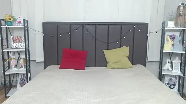 LauraHlot online show from September 25, 2025, 5:44 am