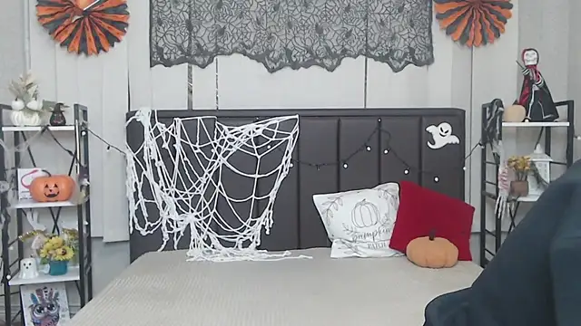 LauraHlot online show from October 28, 2025, 6:10 pm