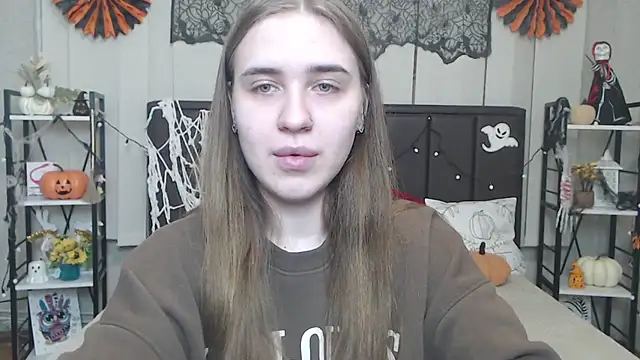 LauraHlot online show from November 10, 2025, 6:29 pm