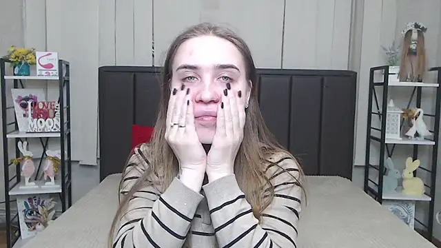 LauraHlot online show from December 5, 2025, 6:15 pm