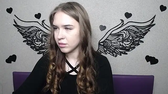 LauraHlot online show from April 15, 2026, 5:47 am