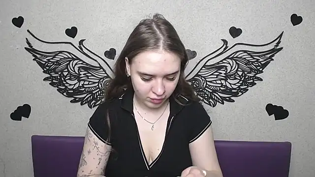 LauraHlot online show from April 17, 2026, 5:38 pm