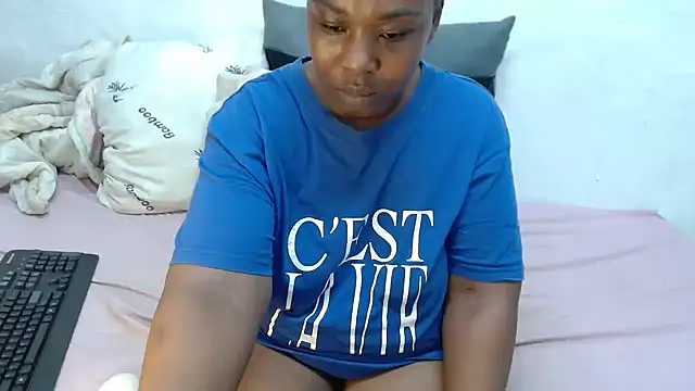 Snapshot of Thickchocolatex2 chatting on September 14, 2025, 12:10 am Thickchocolatex2 online show from September 14, 2025, 12:10 am