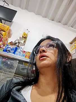 Linda Lars online show from December 15, 2025, 3:33 am