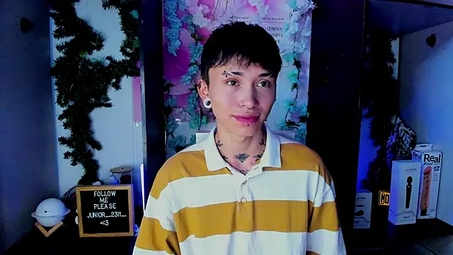 juniior 2311  online show from March 1, 2025, 5:27 pm