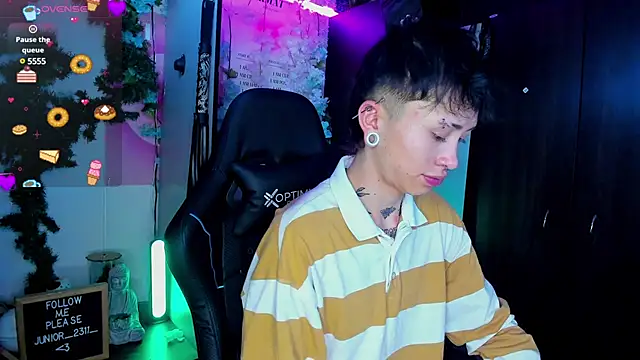 juniior 2311  online show from March 15, 2025, 11:19 am