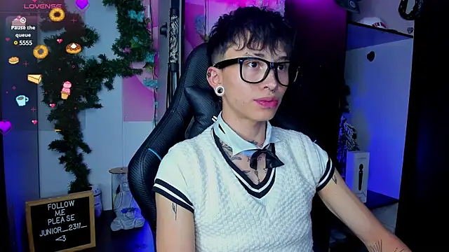 juniior 2311  online show from March 19, 2025, 8:54 pm