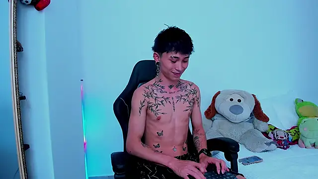 juniior 2311  online show from October 24, 2025, 6:04 pm