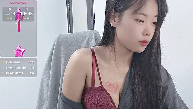 Snapshot of Lvy--v chatting on December 12, 2024, 10:52 pm Lvy--v online show from December 12, 2024, 10:52 pm