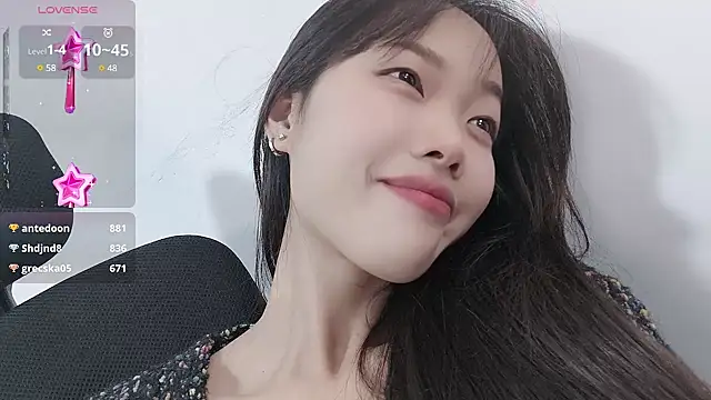 Snapshot of Lvy--v chatting on December 29, 2024, 1:45 am Lvy--v online show from December 29, 2024, 1:45 am