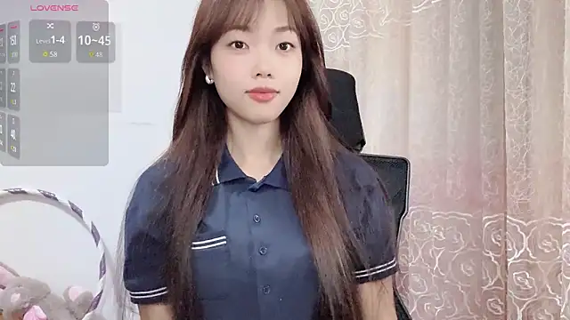 Snapshot of Lvy--v chatting on October 31, 2025, 10:44 pm Lvy--v online show from October 31, 2025, 10:44 pm