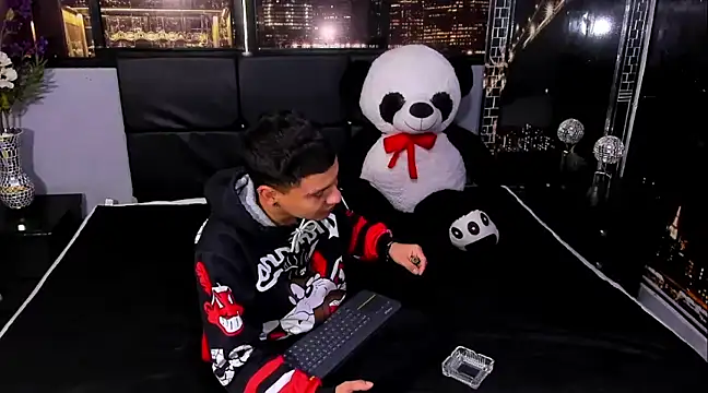 salvadorgomezx online show from December 28, 2024, 7:22 pm