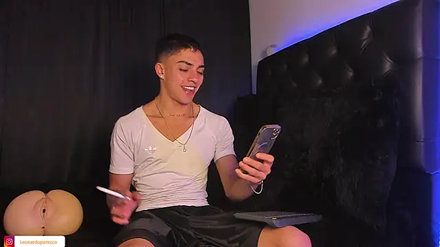 James1lee  online show from February 15, 2025, 3:31 am