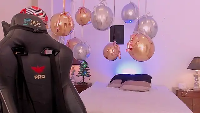 sofiarouge online show from December 22, 2025, 7:44 pm