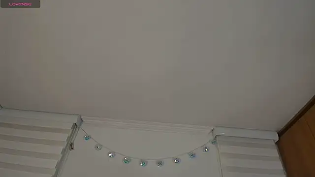 venusleroy  online show from March 3, 2026, 11:32 pm