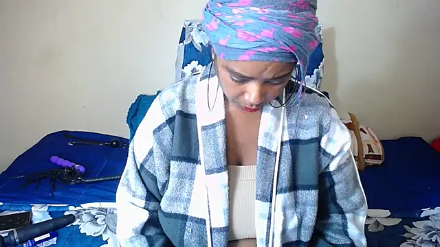 2Sweetysmile online show from October 28, 2025, 9:39 pm