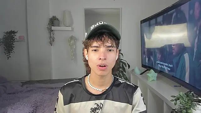 santy-kitty online show from December 3, 2025, 3:47 am