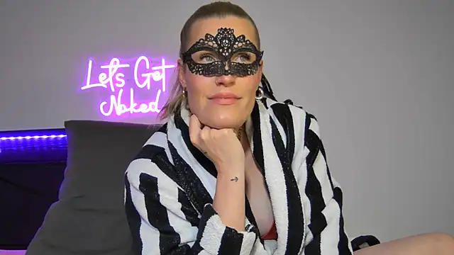 Snapshot of Sissy-Bee chatting on May 28, 2026, 6:16 pm Sissy-Bee online show from May 28, 2026, 6:16 pm