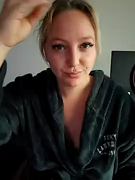 Snapshot of Milas_Dreams chatting on September 22, 2025, 6:37 am Milas Dreams online show from September 22, 2025, 6:37 am