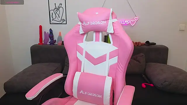 Snapshot of Milas_Dreams chatting on October 16, 2025, 7:37 pm Milas Dreams online show from October 16, 2025, 7:37 pm