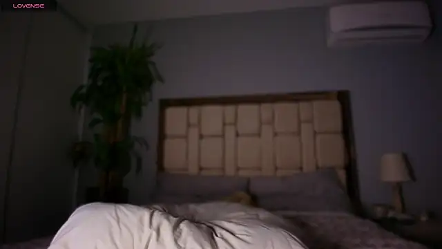 auroracaruso11 online show from January 22, 2025, 1:10 am