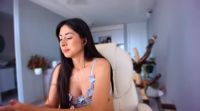 auroracaruso11 online show from March 22, 2025, 1:08 pm