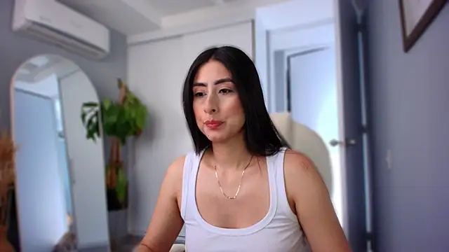 auroracaruso11 online show from October 5, 2025, 12:03 pm