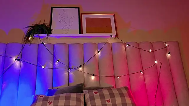 Snapshot of ParisFox_ chatting on February 3, 2026, 8:47 pm ParisFox online show from February 3, 2026, 8:47 pm